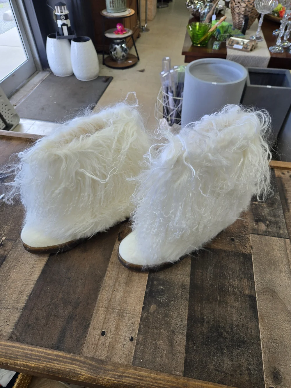 BearPaw Womens White Fur Boots Size 9